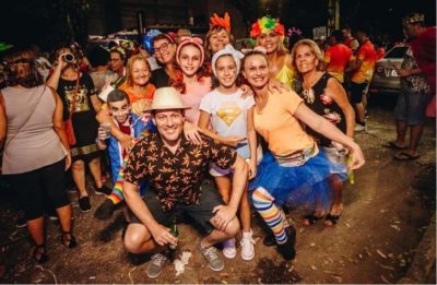 Grupo de pessoas reunidas no Bloco Maluco Beleza