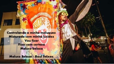 Pessoas segurando estandarte durante Bloco Maluco Beleza