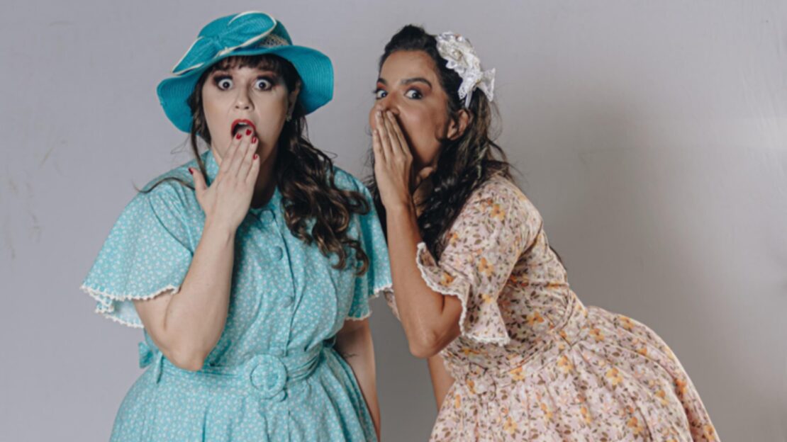 Atrizes fazendo expressão de surpresa